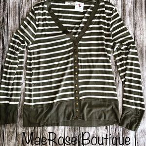 Boutique olive an ivory snap cardigan